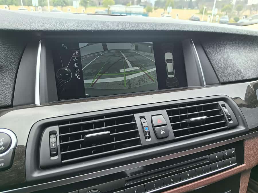 BMW 5 Series 2017 — фото 10