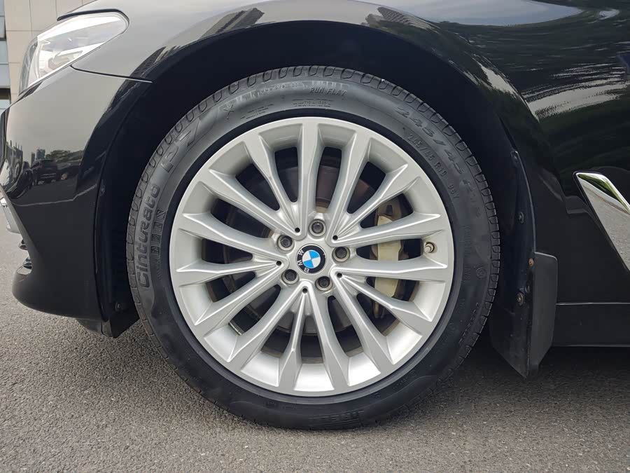 BMW 5 Series 2019 — фото 19