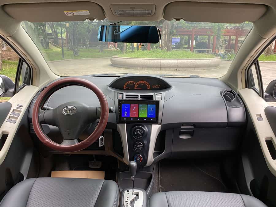 Toyota Yaris L 2011