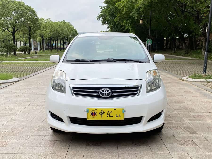 Toyota Yaris L 2011