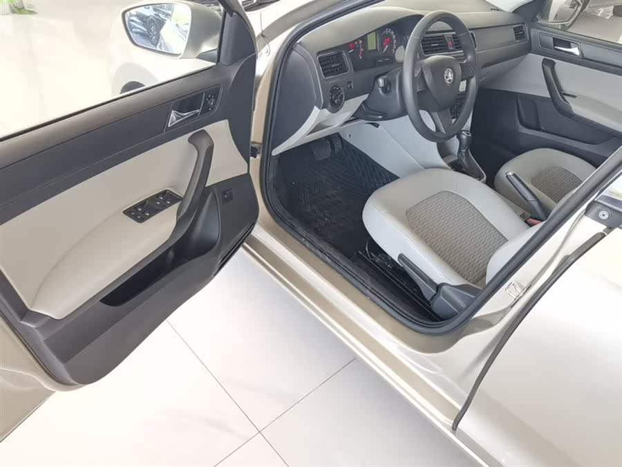 Skoda Rapid 2015 — фото 16