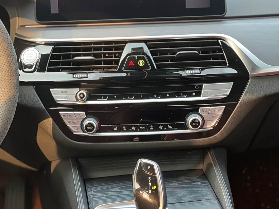 BMW 5 Series 2021 — фото 11