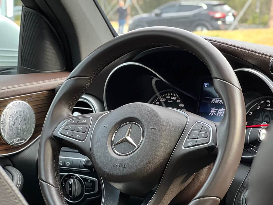 Mercedes-Benz GLC 2017 — фото 14