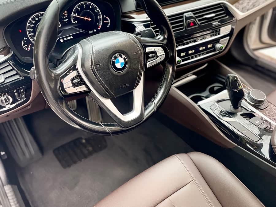 BMW 5 Series 2019 — фото 31