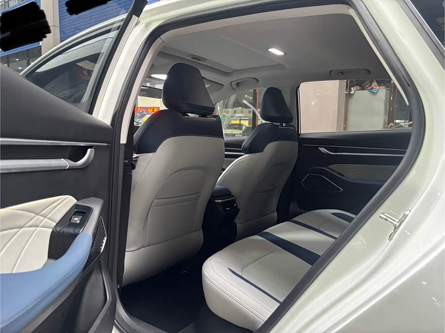 Geely Emgrand 2022