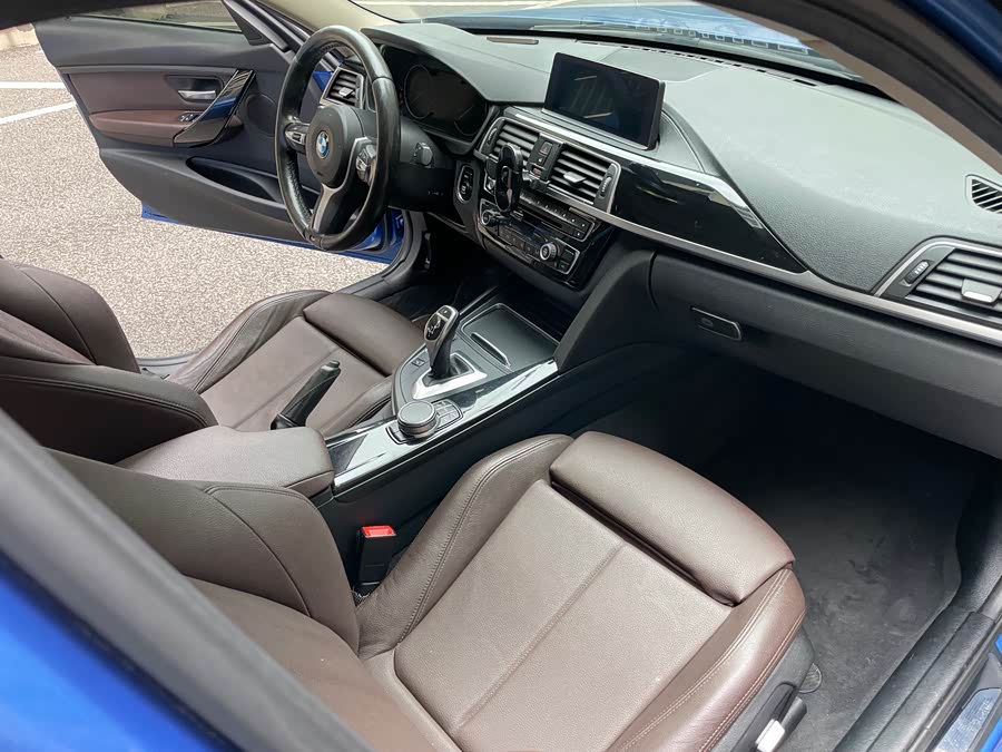 BMW 3 Series 2018 — фото 14
