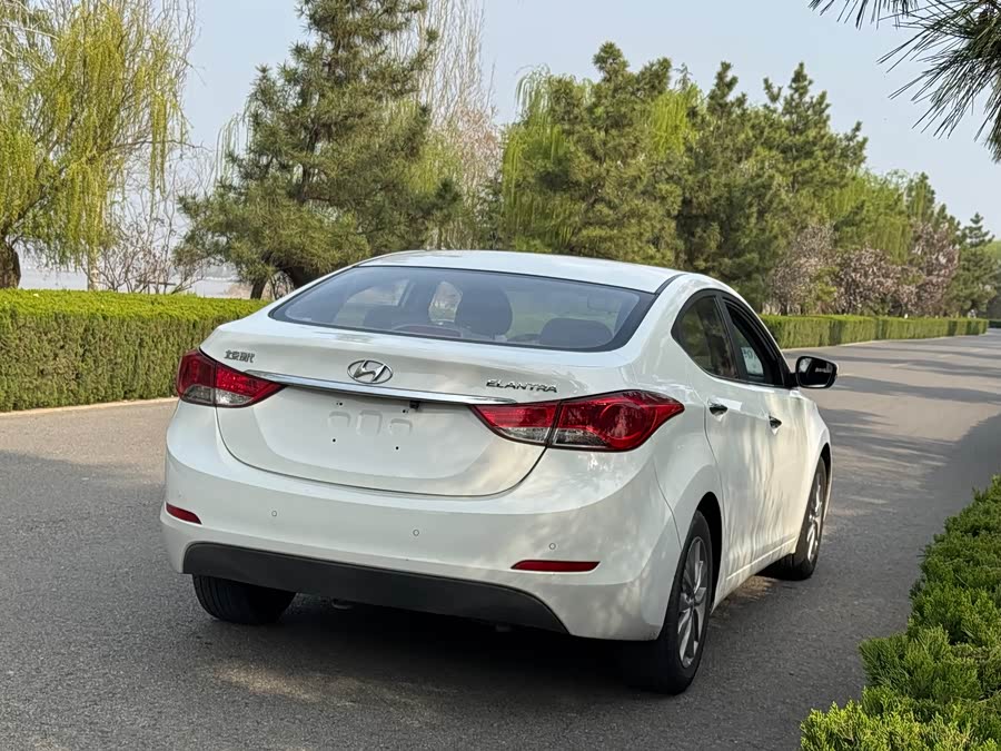 Hyundai Elantra 2015 — фото 17