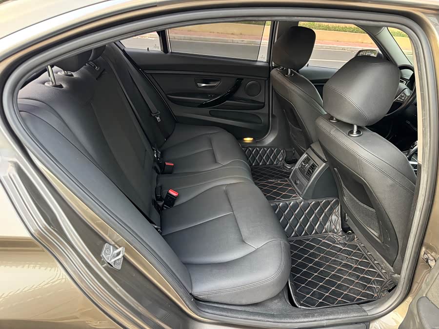 BMW 3 Series 2018 — фото 11