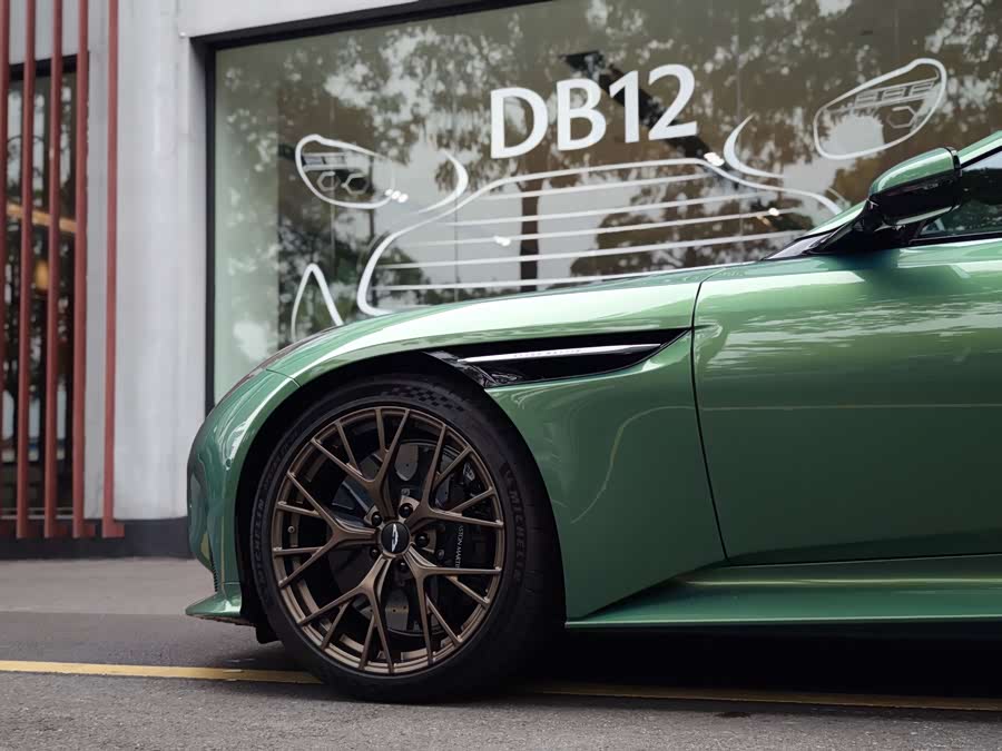 Aston Martin DB12 2023