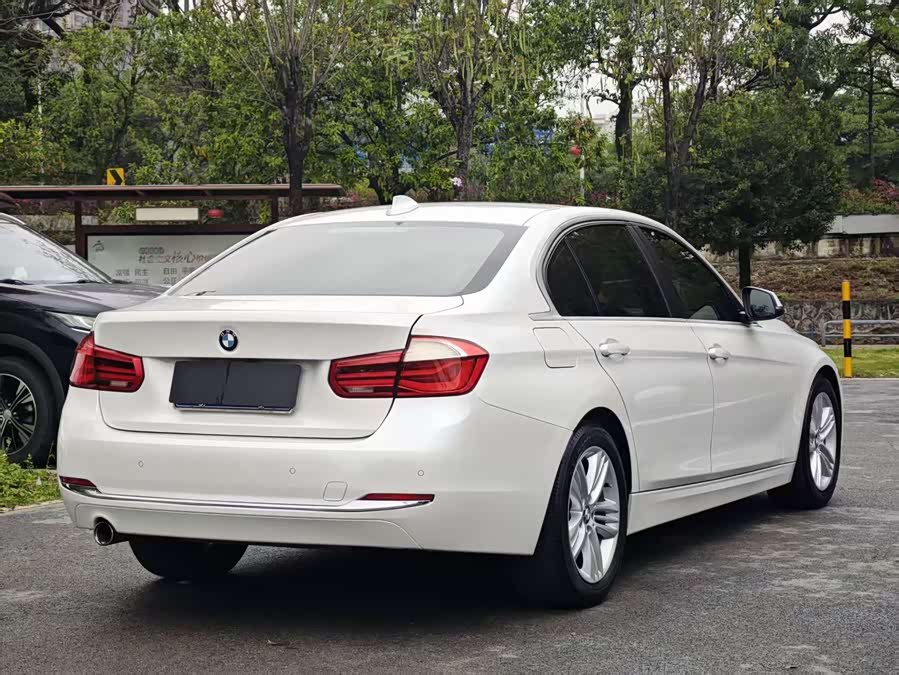 BMW 3 Series 2018 — фото 20