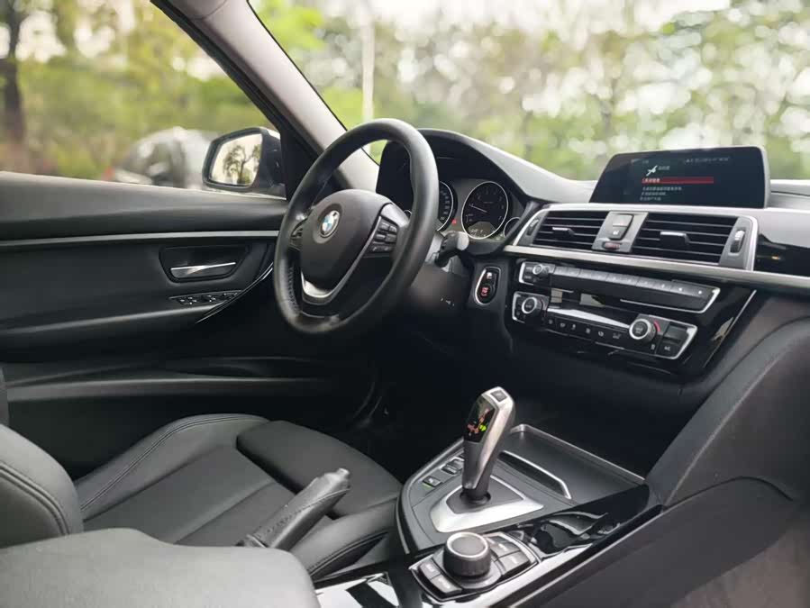 BMW 3 Series 2018 — фото 13