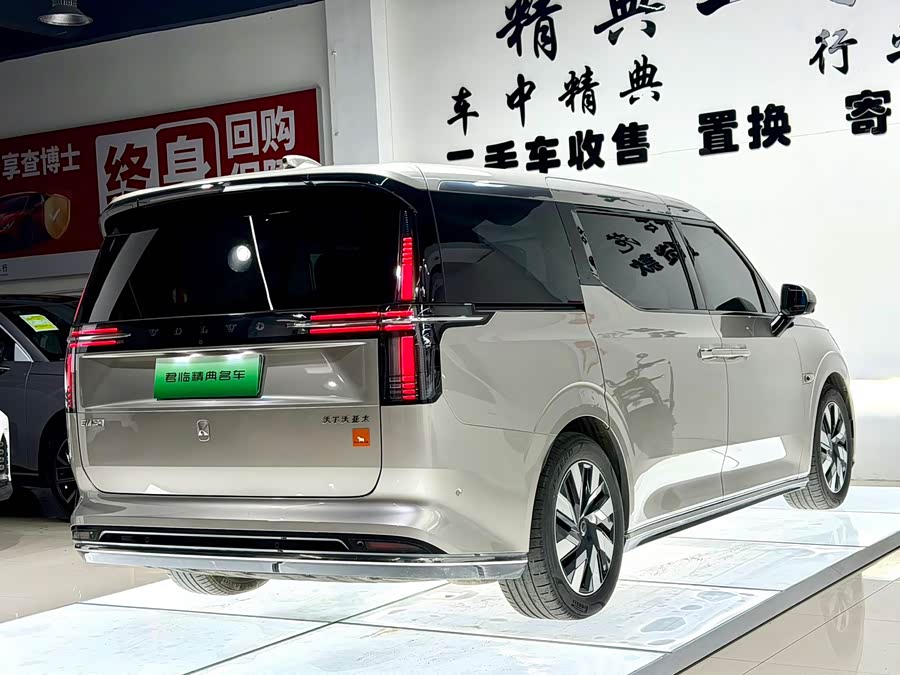 Volvo EM90 2025