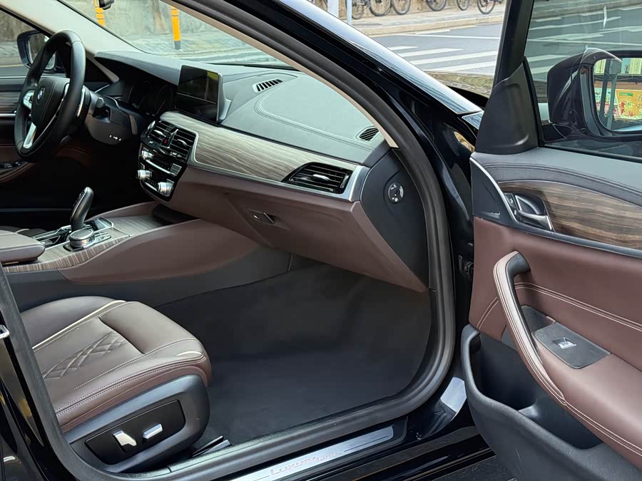 BMW 5 Series 2019 — фото 10