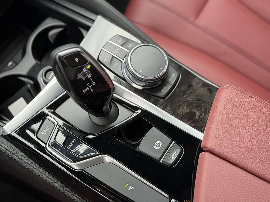 BMW 5 Series 2018 — фото 11
