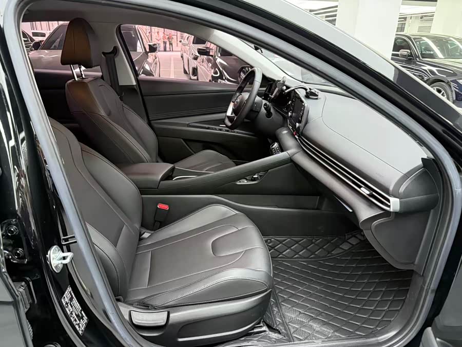 Hyundai Elantra 2023 — фото 11