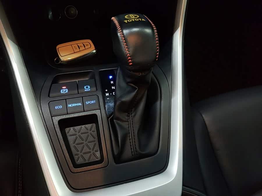 Toyota RAV4 2022 — фото 14