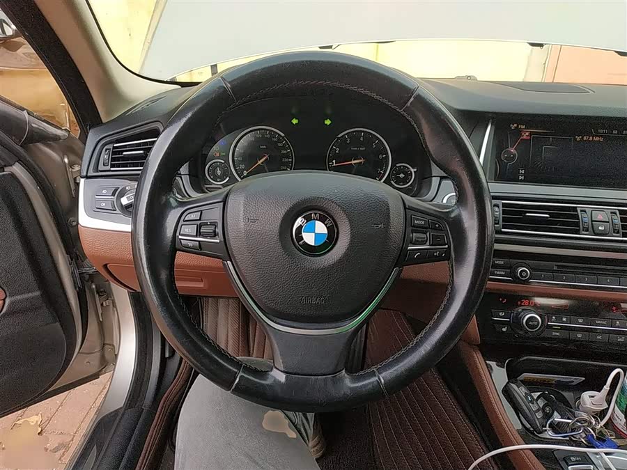 BMW 5 Series 2017 — фото 11