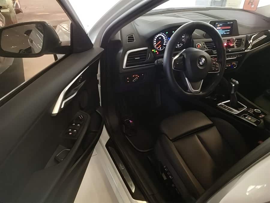 BMW 1 Series 2018 — фото 16