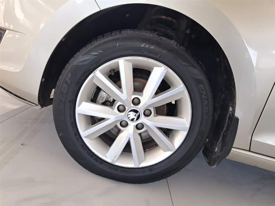 Skoda Rapid 2015 — фото 23