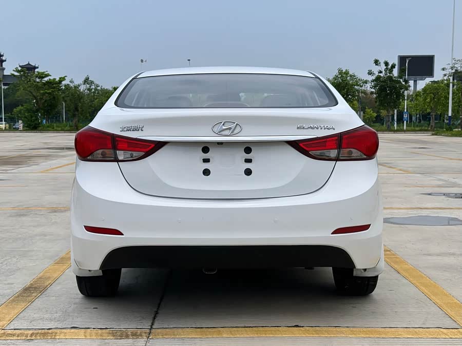 Hyundai Elantra 2016 — фото 36