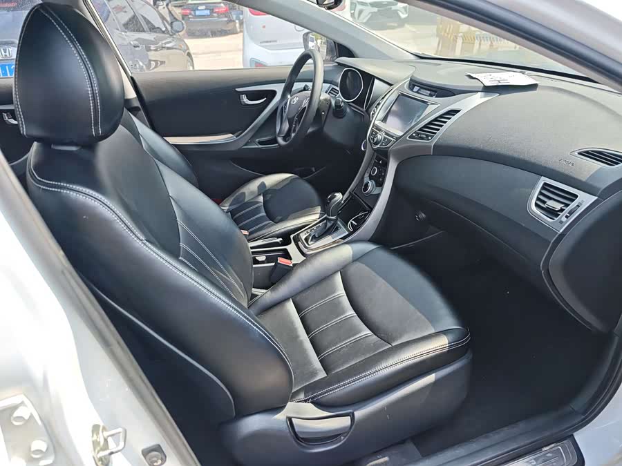 Hyundai Elantra 2016 — фото 11