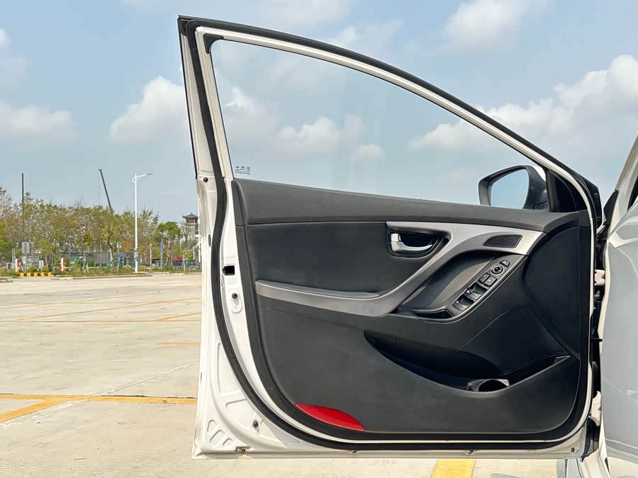 Hyundai Elantra 2016 — фото 26