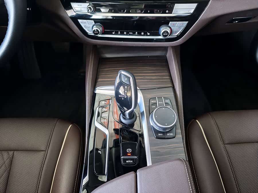 BMW 5 Series 2021 — фото 10