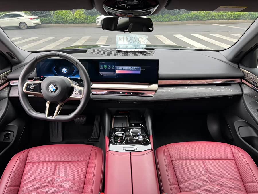 BMW 5 Series 2025 — фото 10