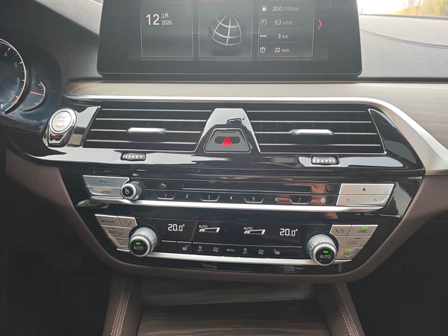 BMW 5 Series 2018 — фото 15