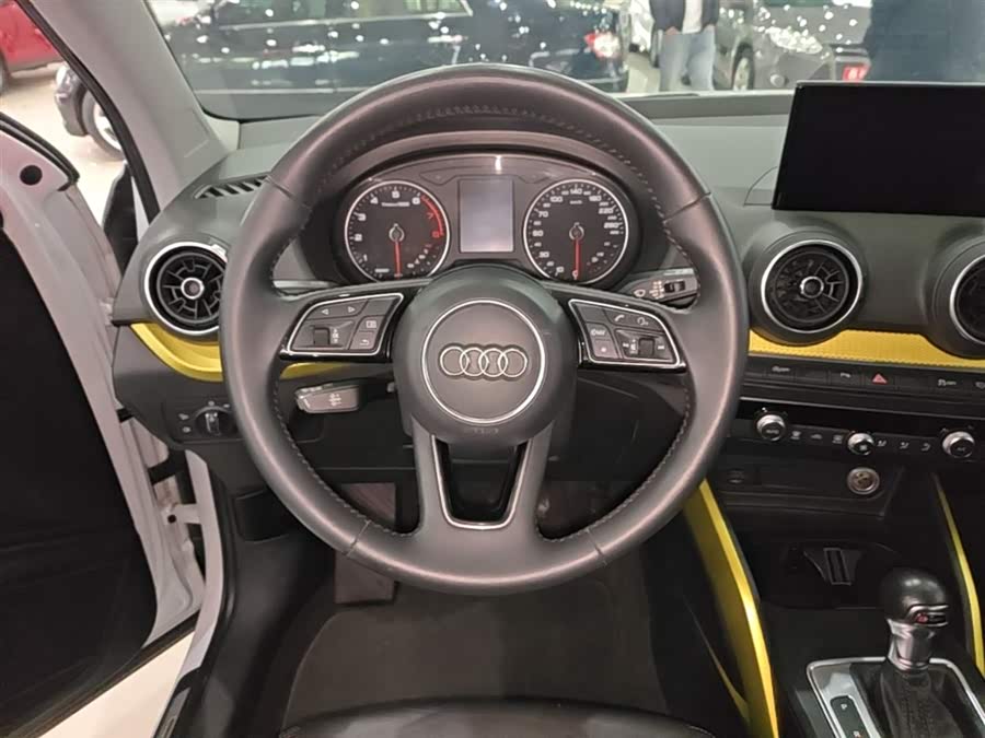 Audi Q2L 2018 — фото 11