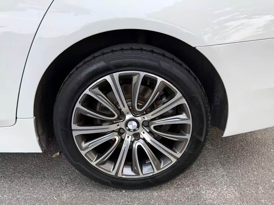 BMW 5 Series 2015 — фото 10
