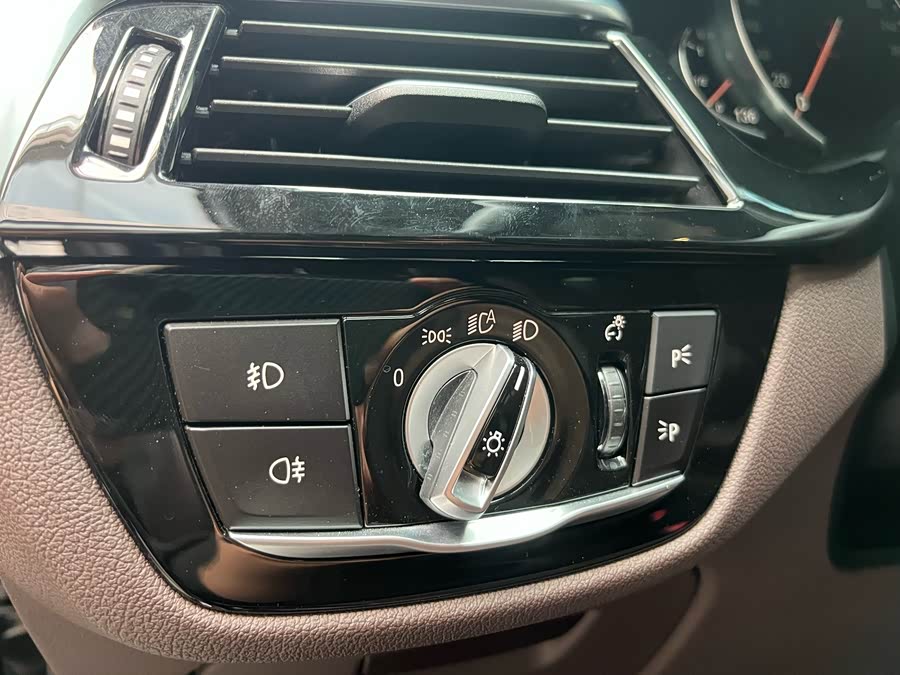 BMW 5 Series 2018 — фото 18
