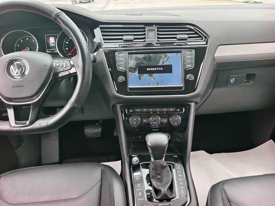 Volkswagen Tiguan L 2017 — фото 13