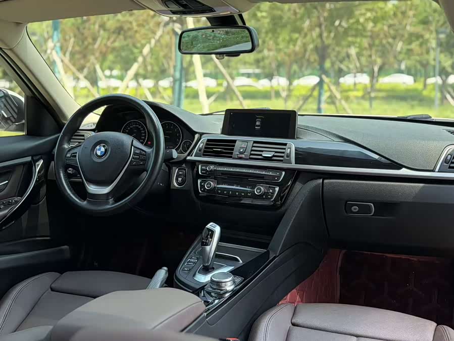 BMW 3 Series 2019 — фото 10