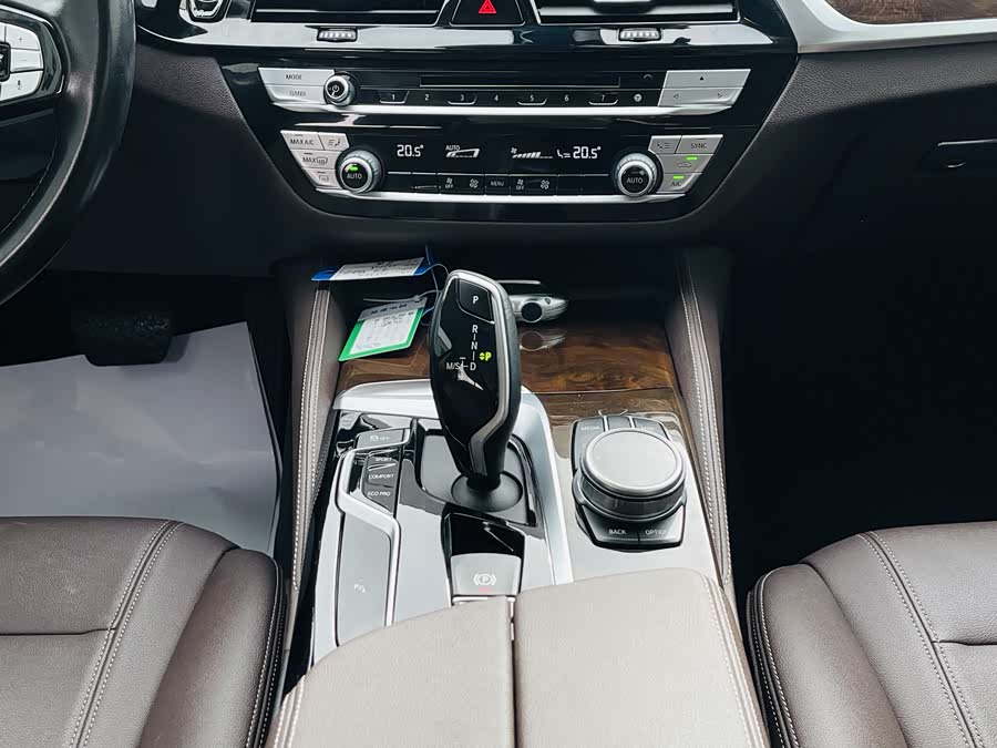 BMW 5 Series 2019 — фото 10