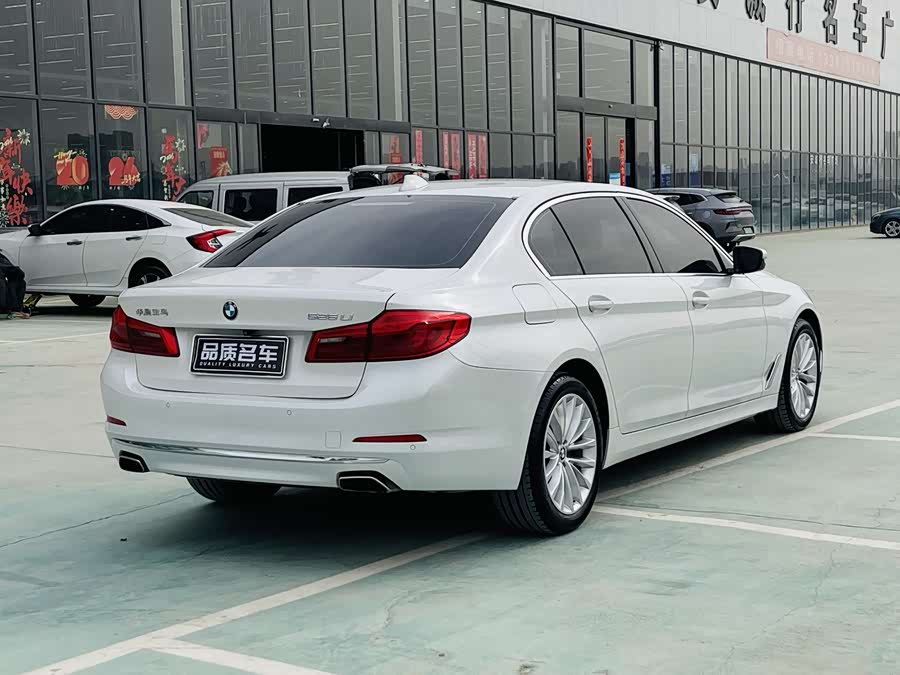 BMW 5 Series 2019 — фото 16