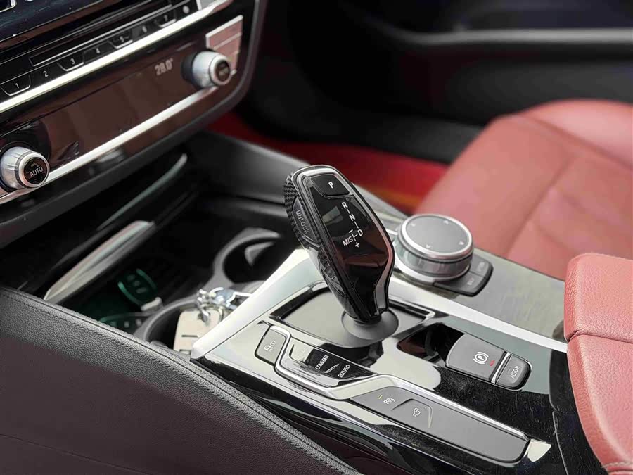 BMW 5 Series 2019 — фото 13