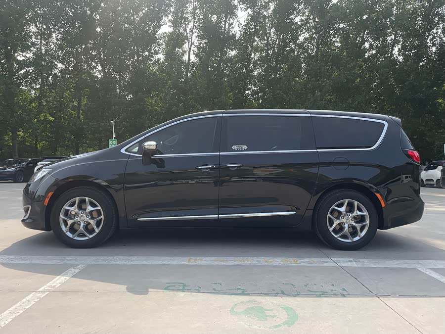 Chrysler Grand Voyager 2017 — фото 11