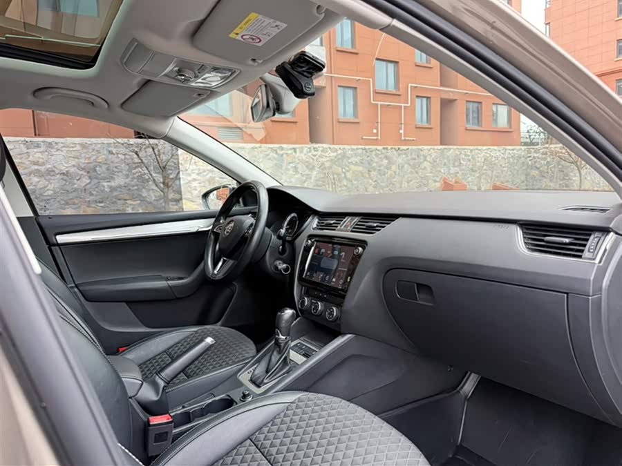 Skoda Octavia 2018 — фото 20