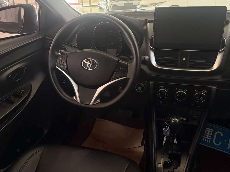 Toyota Yaris L 2022 — фото 8