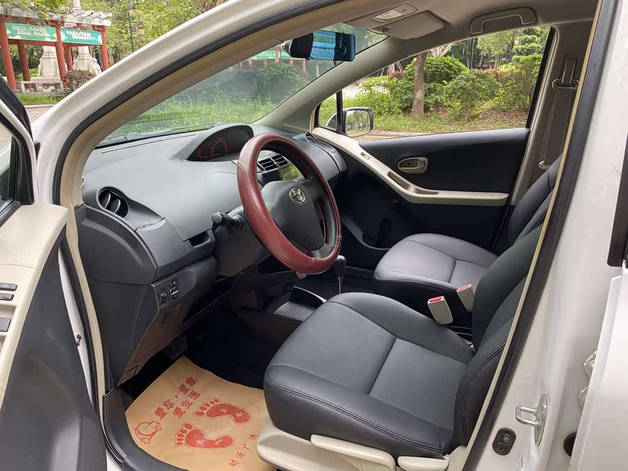 Toyota Yaris L 2011