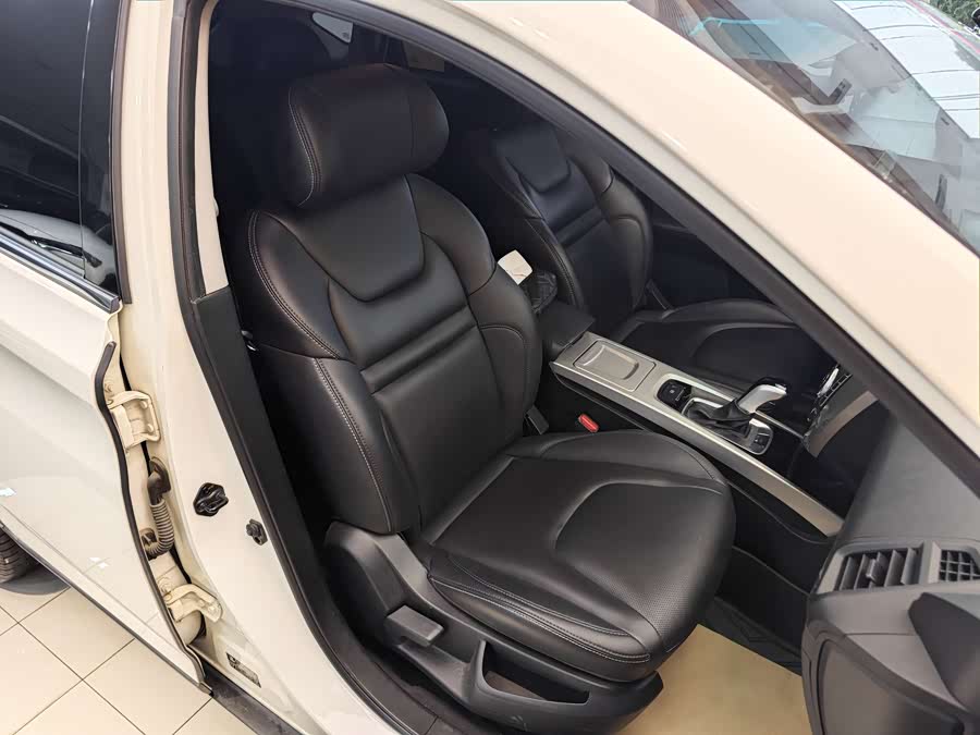 Luxgen You6 SUV 2016 — фото 31