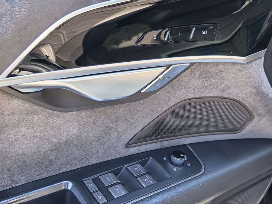 Audi A8 2022 — фото 17