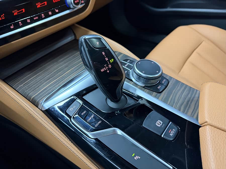 BMW 5 Series 2018 — фото 17