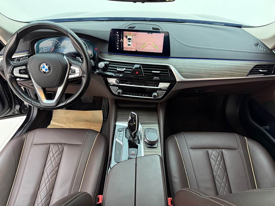 BMW 5 Series 2019 — фото 10