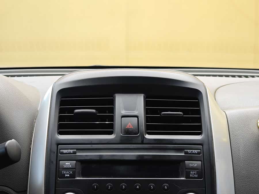 Nissan Sunny 2015 — фото 15