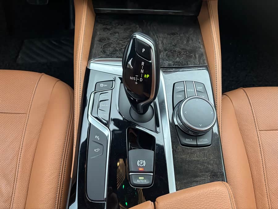 BMW 5 Series 2018 — фото 14