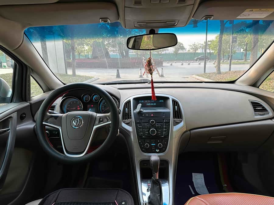 Buick Excelle 2013 — фото 10