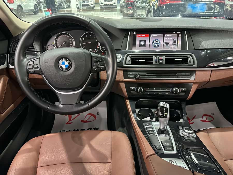 BMW 5 Series 2017 — фото 10