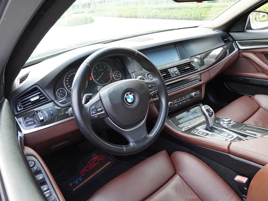 BMW 5 Series 2011 — фото 14